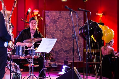 Taras Backovskyy (Saxophon), Roland Grzegorz Abreu Krysztofiak (Kontrabass), Dominik Jaske (Schlagzeug)